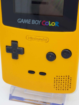 Game Boy Color in Gelb